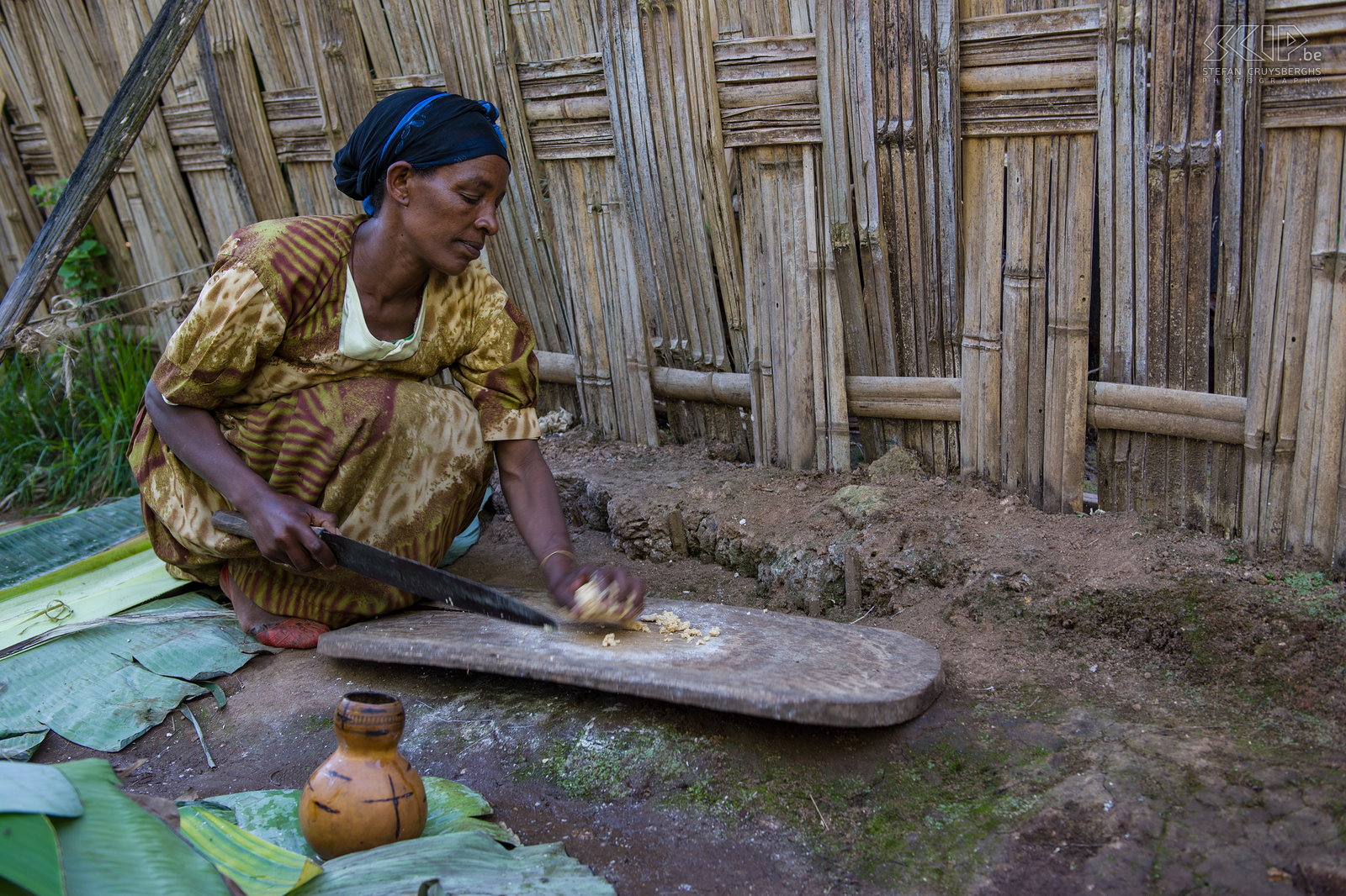 Chencha - Dorze - Vrouw This woman demonstrates how to use the pulp of a banana tree to bake bread. Stefan Cruysberghs